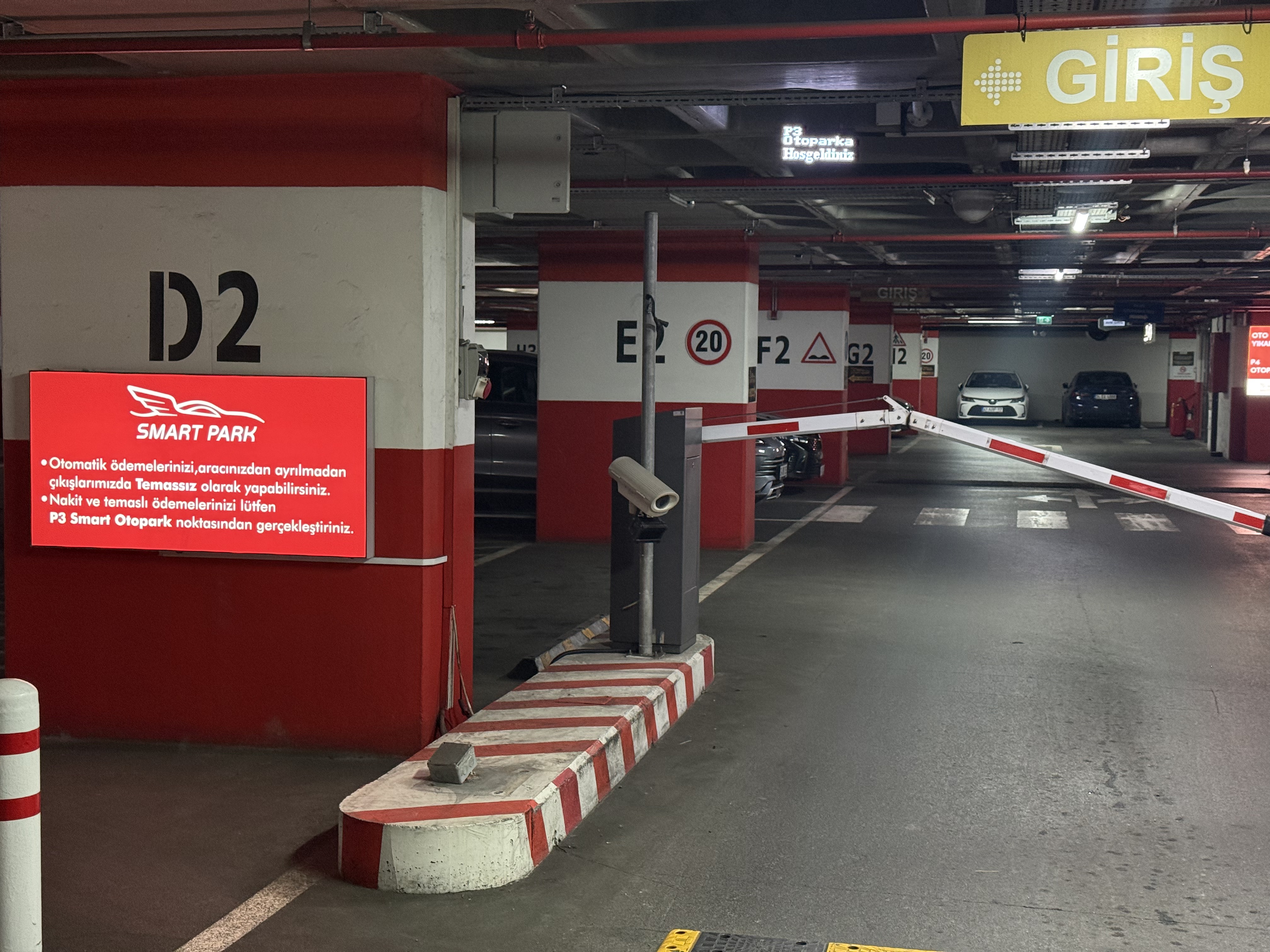 Smart Park tabelası ve Bulvar 216 otopark girişindeki bariyer sistemi