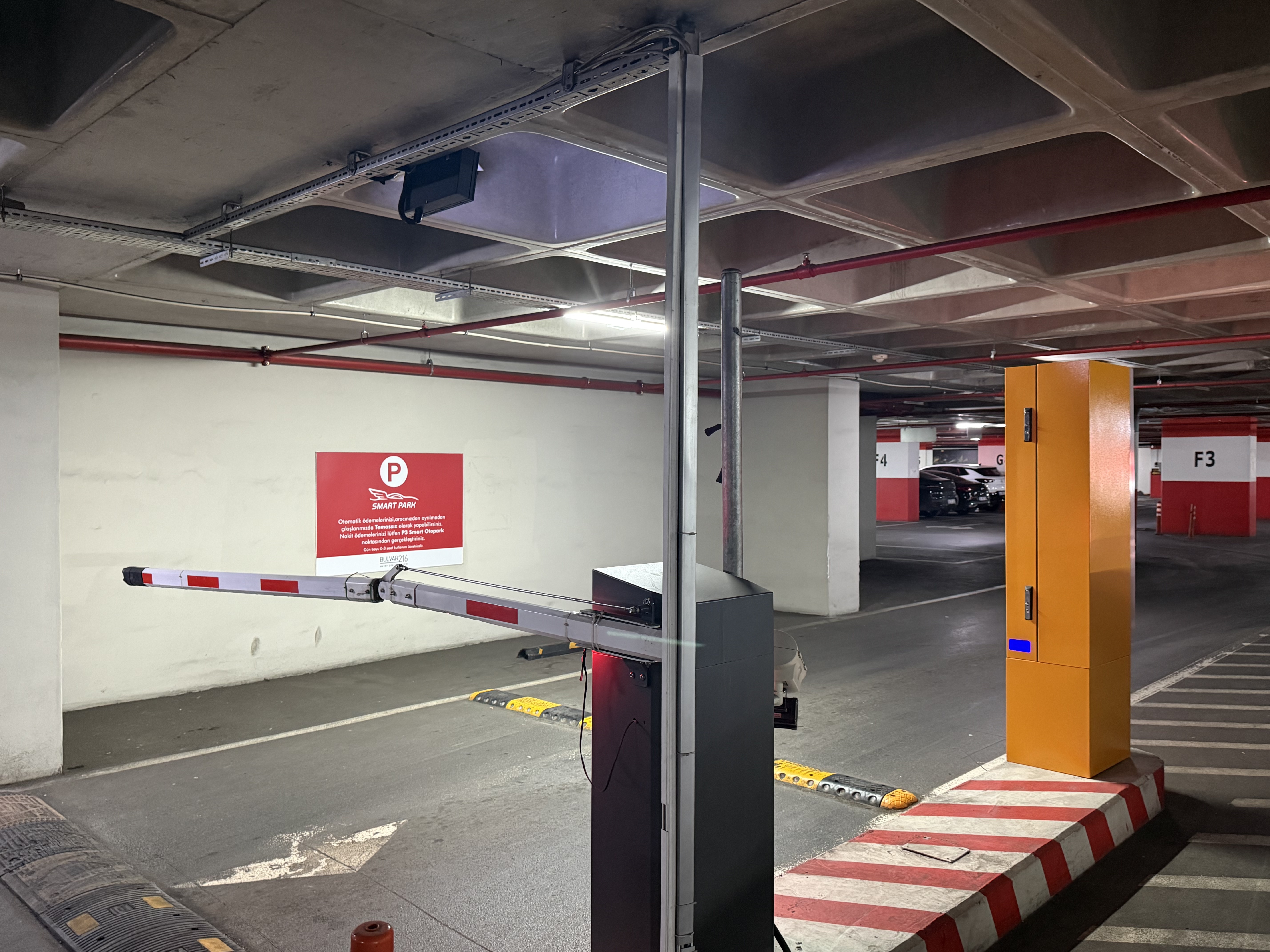 Smart Park bariyeri, plaka tanıma ekipmanı ve ödeme terminali